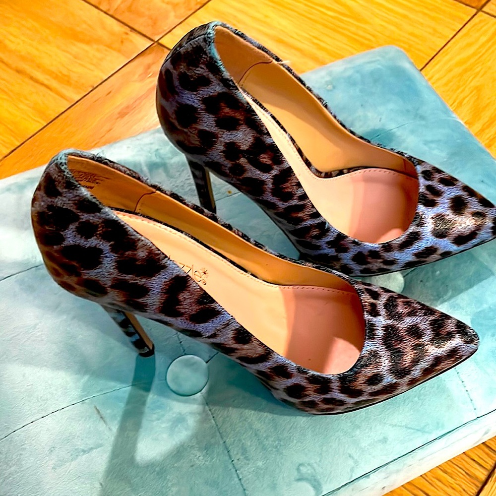 NWOT Closed Toe Pumps, Blue Leopard Print, Size 6 - Picture 1 of 4